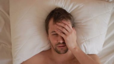 bir adam bir ateşle evde yatakta yatıyor