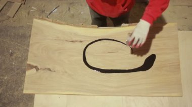 Marangoz kapsar Mordan plak, Kuru odun