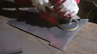 Metal taşlama. Metal testere. Çelik yapı işlemi taşlama elektrikli tekerlekli