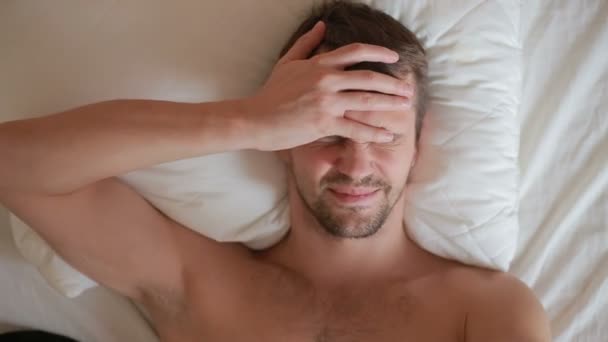 Un homme avec de la fièvre est couché dans son lit à la maison — Video