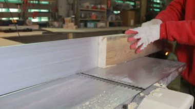 Adam elinde. Ölçüm makinesi işaretleme kurulları planlama.