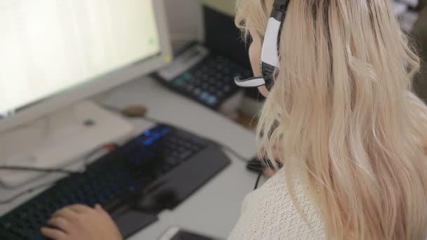 Close-up van zakenvrouw praten op headset in een callcenter — Stockvideo
