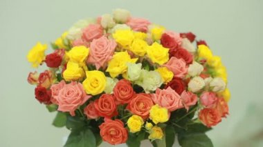 Sulu, renkli buket pembe, sarı, kırmızı ve turuncu gül, yakın çekim