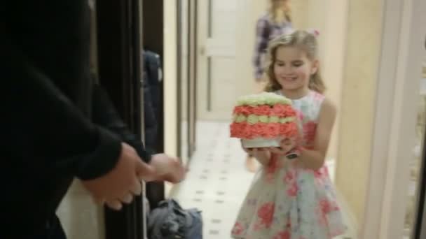 Маленькой девочке подарили тонкий букет розовых и белых роз — стоковое видео