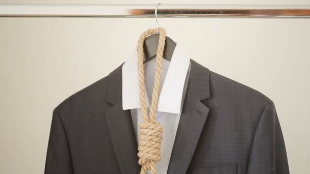 Uomo d'affari regolazione di una corda cappio come cravatta, andando avanti non il tuo lavoro preferito , — Video Stock
