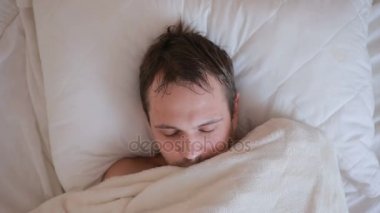 bir adam bir ateşle evde yatakta yatıyor