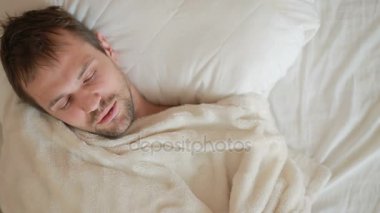 bir adam bir ateşle evde yatakta yatıyor