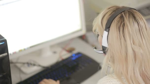 Primer plano de la mujer de negocios hablando con auriculares en un centro de llamadas — Vídeo de stock