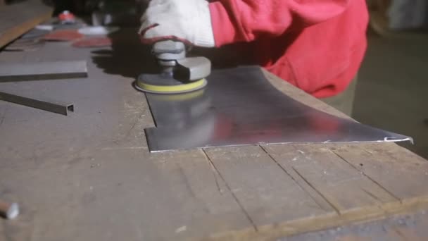 Metal taşlama. Metal testere. Çelik yapı işlemi taşlama elektrikli tekerlekli — Stok video