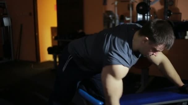 Dumbbell bench press with one hand in the slope. study of the back muscles — Stock Video