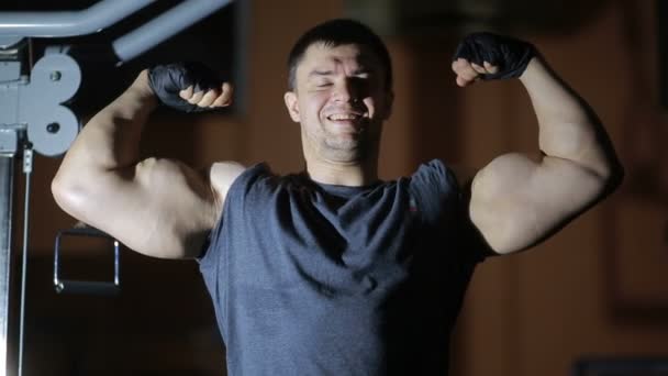 Testépítő pózol az edzőteremben a tükör előtt. pózol — Stock videók