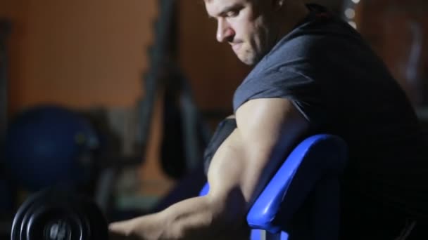 Dumbbell bench press with one hand on the biceps, hands training — Stock Video