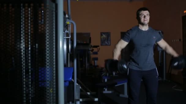 Kulturista trénink ředění činek cvičit ramena, delta — Stock video