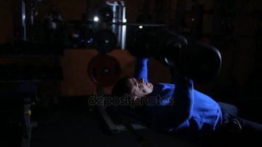 bankta yatarken bench halter kadar göğüs kas eğitimi