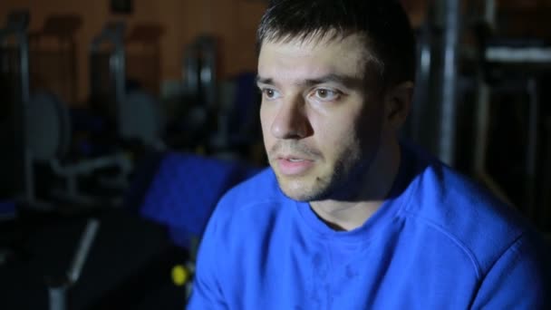 Campeão fisiculturista descansa entre conjuntos no ginásio — Vídeo de Stock