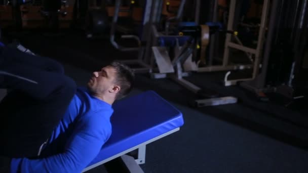 Platform leg press, leg muscle training. bodybuilder training . gym. — Stock Video