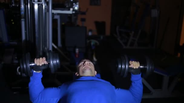 Panca manubrio in su mentre sdraiato sulla panchina, l'allenamento del muscolo toracico — Video Stock