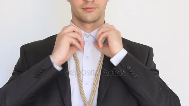 Homme d'affaires ajustant une corde de noeud comme une cravate, ne continuant pas votre travail préféré , — Video