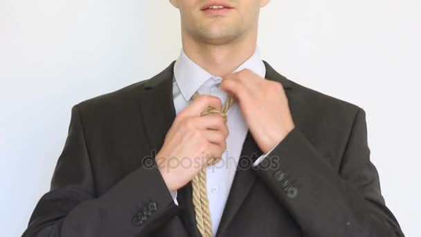 Uomo d'affari regolazione di una corda cappio come cravatta, andando avanti non il tuo lavoro preferito , — Video Stock
