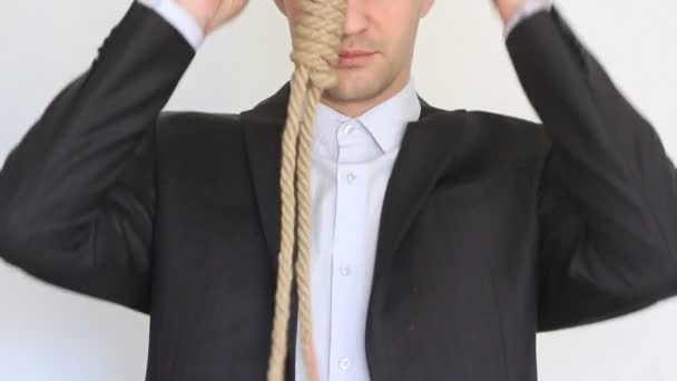Empresário ajustando uma corda de laço como gravata, indo em não o seu trabalho favorito , — Vídeo de Stock