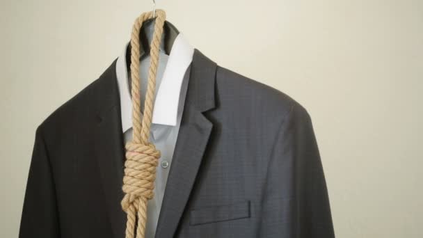 Επιχειρηματίας προσαρμόζοντας ένα σχοινί θηλιά όπως γραβάτα, πηγαίνοντας στη δουλειά δεν σας αγαπημένο, — Αρχείο Βίντεο