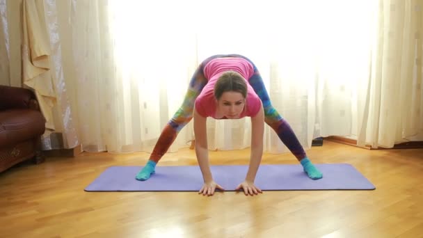 Giovane donna che fa esercizi di stretching a casa — Video Stock