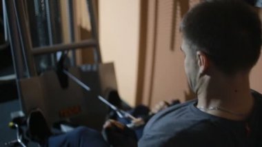 alt blok sırt kasları geliştirme için çekin.