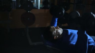 bankta yatarken bench halter kadar göğüs kas eğitimi