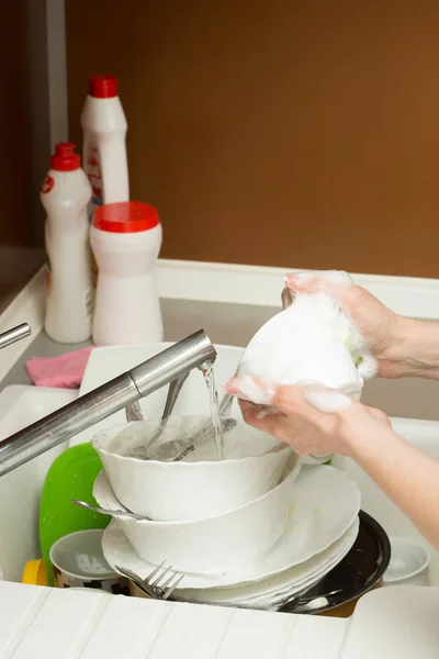 Close up Washing Dishes in the kitchen — стоковое фото