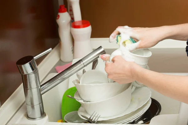 Primer plano Platos de lavado en la cocina —  Fotos de Stock