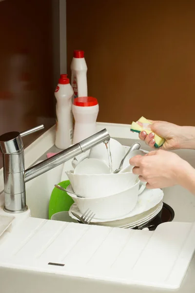 Close up Washing Dishes in the kitchen — стоковое фото