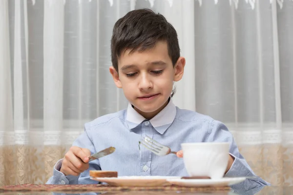 Niño comiendo sopa en la mesa de la cocina — Foto de Stock