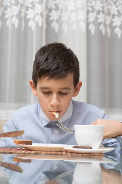 Niño comiendo sopa en la mesa de la cocina — Foto de Stock