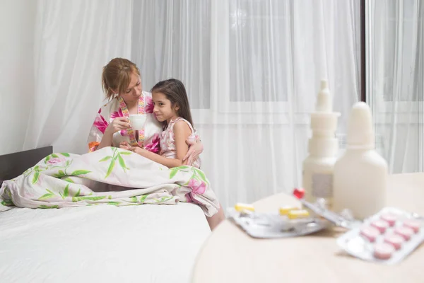 Moeder omvat het zieke kind. zere keel, griep — Stockfoto