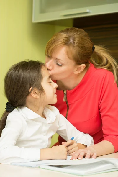 Mãe ajudando sua filha — Fotografia de Stock