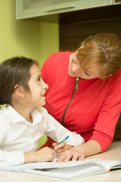 Madre ayudando a su hija — Foto de Stock