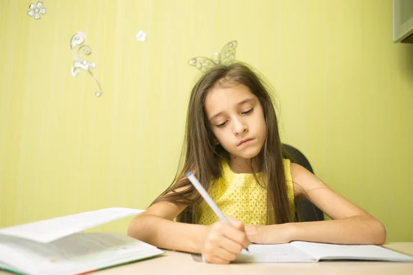 Clever girl doing homework — Stock Photo, Image