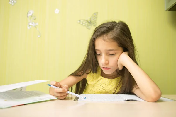 Розумна дівчина робить домашнє завдання — стокове фото