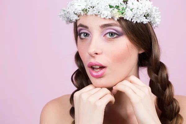 Jeune modèle avec des fleurs vives sur sa tête — Photo