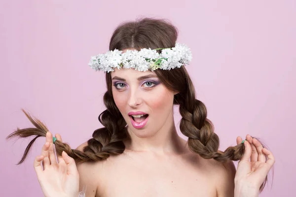 Jeune modèle avec des fleurs vives sur sa tête — Photo