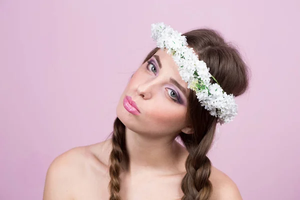그녀의 머리에 밝은 꽃을 가진 젊은 모델 — 스톡 사진