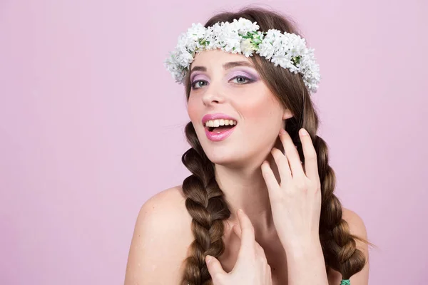 Jonge model met heldere bloemen op haar hoofd — Stockfoto