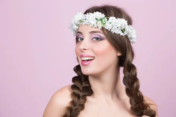 Modelo jovem com flores brilhantes na cabeça — Fotografia de Stock