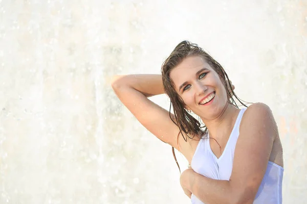 魅力的な女の子の都市噴水で水浴び — ストック写真