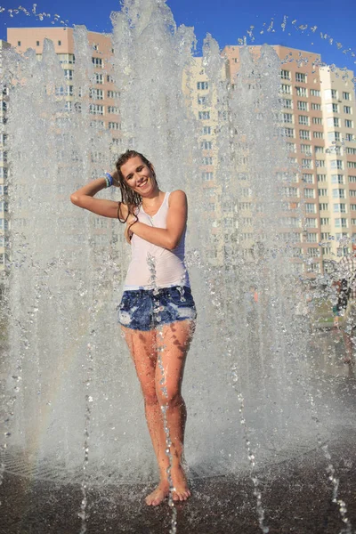 Menina atraente tomar banho na fonte da cidade — Fotografia de Stock