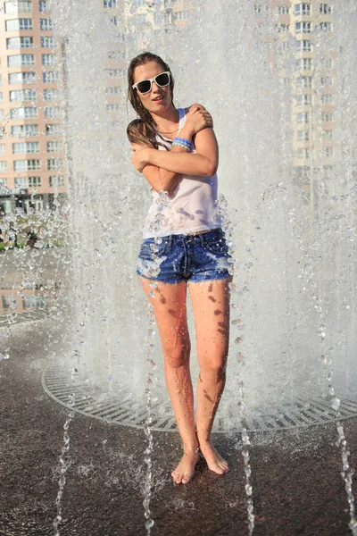 Chica atractiva bañándose en la fuente de la ciudad — Foto de Stock