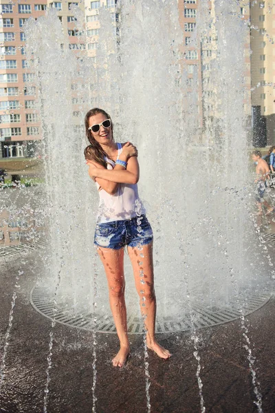 Gadis yang menarik mandi di air mancur kota — Stok Foto