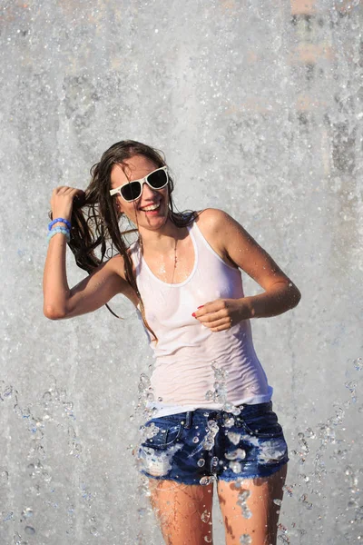 Attraktives Mädchen badet im Stadtbrunnen — Stockfoto