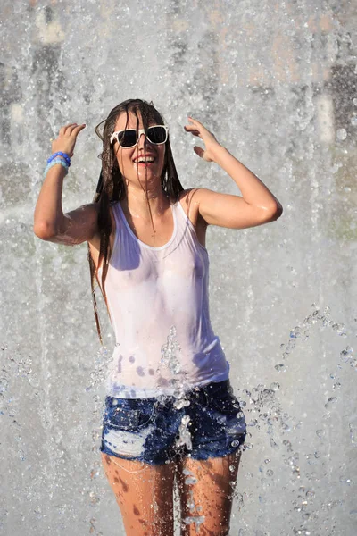 Привлекательная девушка купается в городском фонтане — стоковое фото