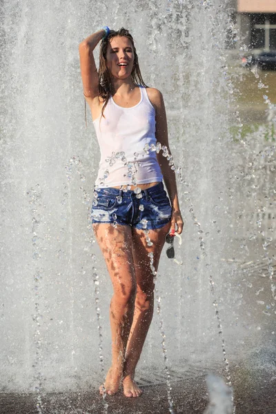 Attractive girl bathing in city fountain — Stock Photo, Image